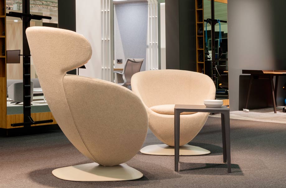 Mila at Orgatec 16 with and without headrest